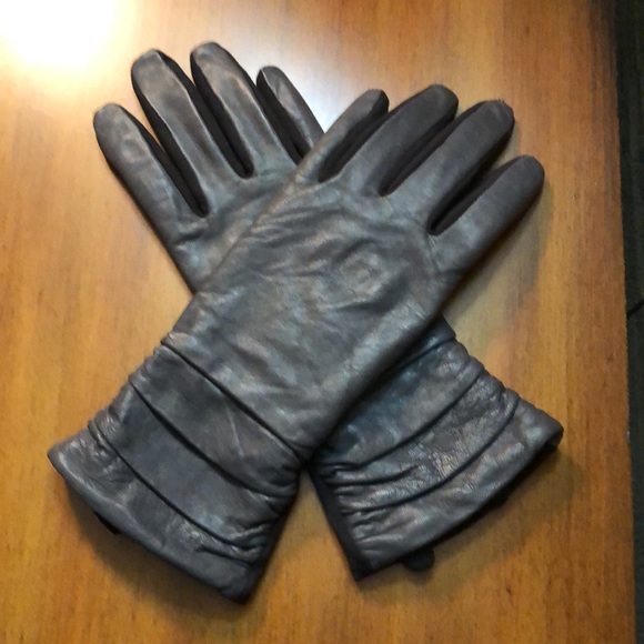 Accessories - Leather UR tech gloves women’s size S/M